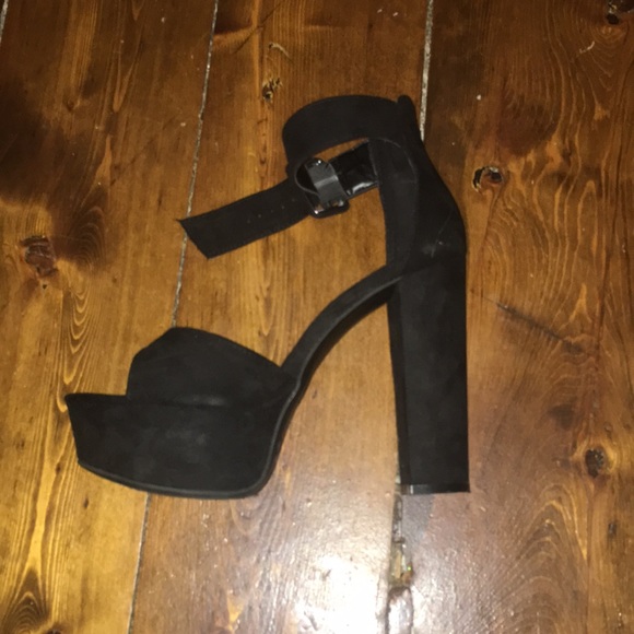 Shoes/heels - Picture 3 of 4